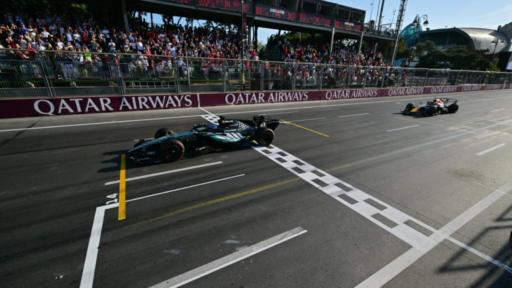 F1, GP d’Azerbaigian: Russell resiste a Verstappen e vince a Baku